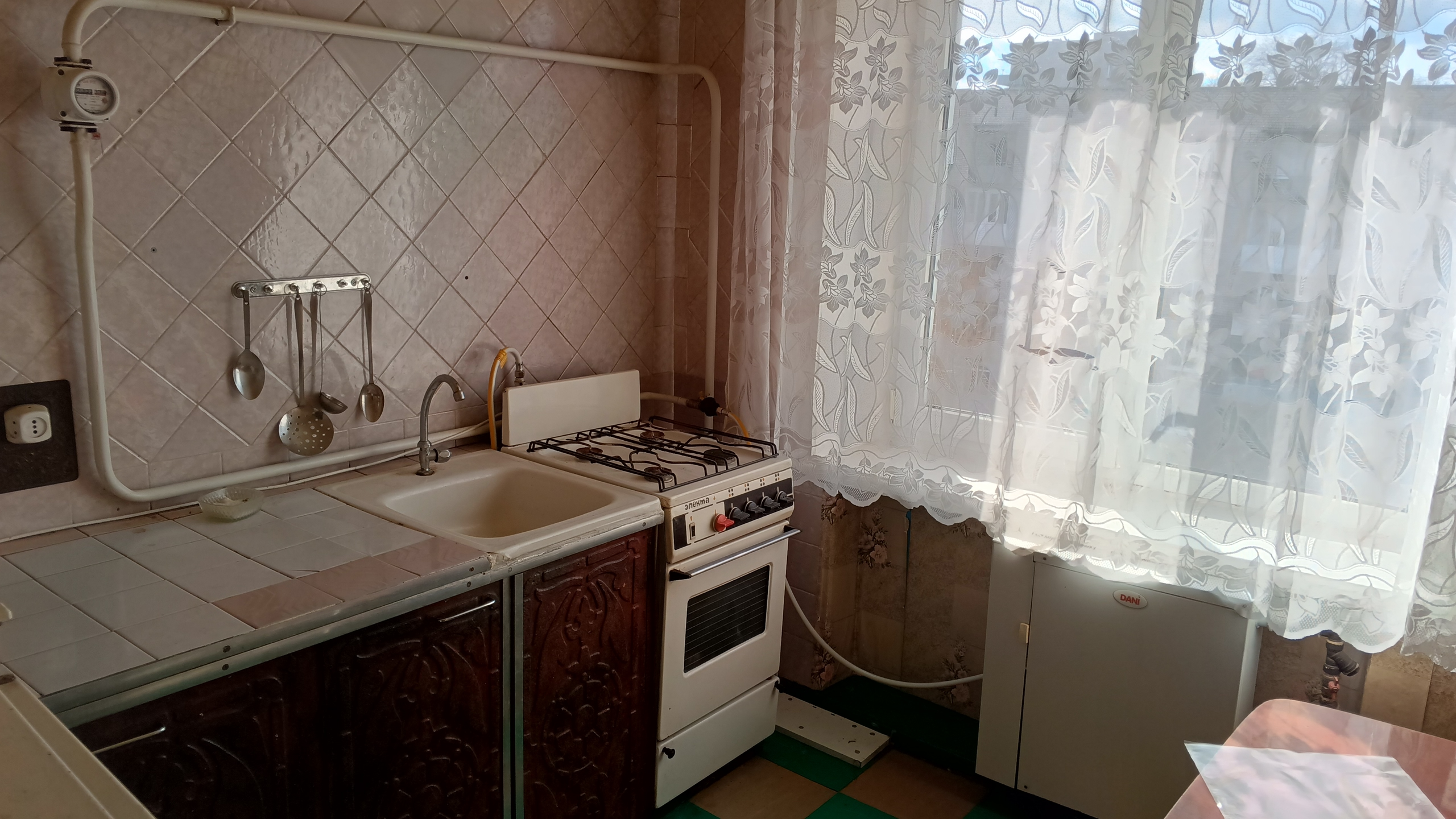 🔑Продается 3-х комнатная квартира 📍г. Стаханов, ул. Олимпийская, 17 📍Этаж 5/5 📌Долгов не имеется 📁Документы все готовы к продаже ОПИСАНИЕ: 🏢Тихий спальный р-н. 🛑Удобное расположение 🏌♂В шаговой доступности: две школы, два садика, поликлиника, остановка общественного транспорта, магазины 💎Квартира в хорошем с...
