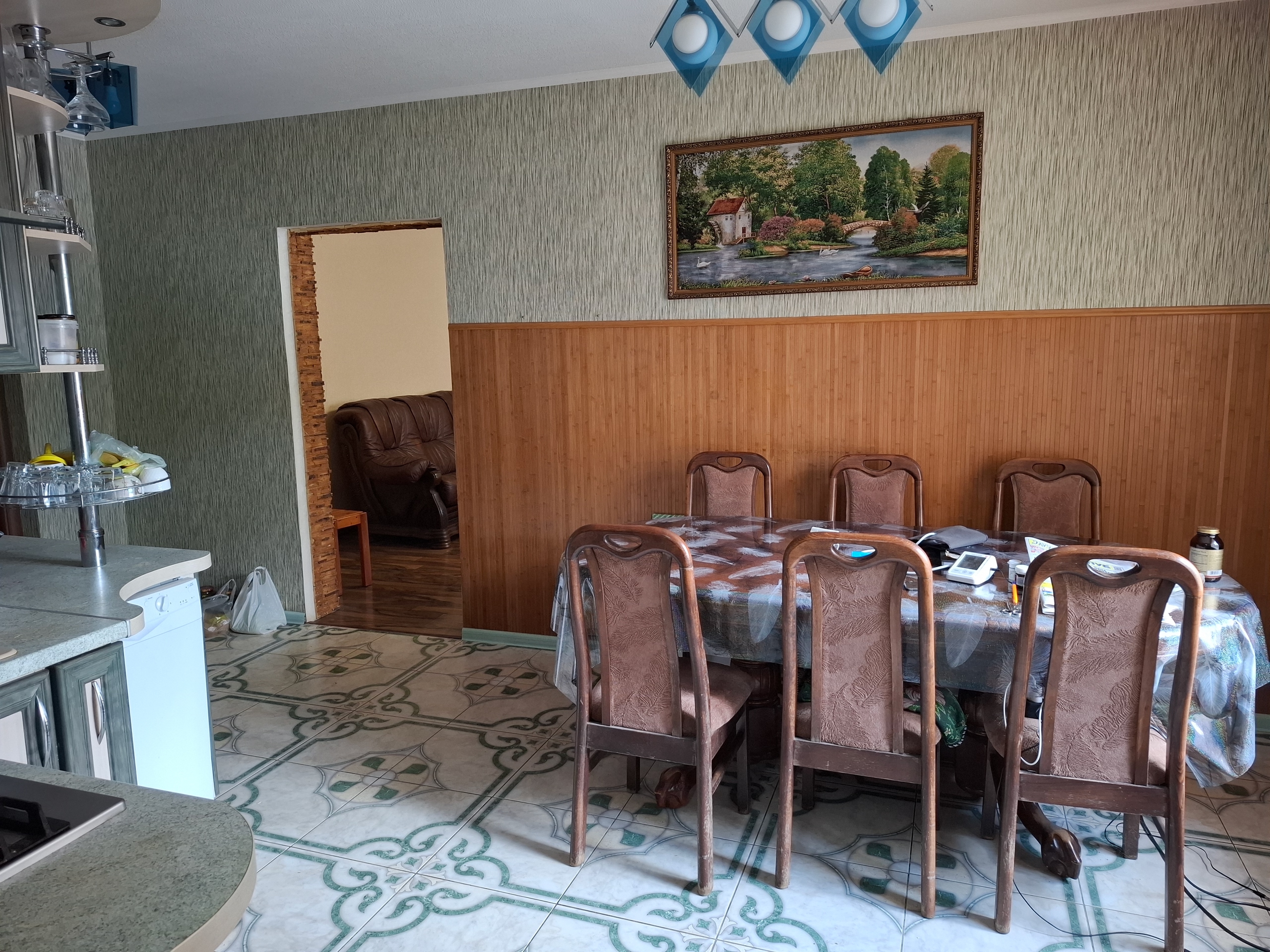 Луганск.Продам 1,5 этажный дом в р-н кавказского двора. Первая часть мергель кирпич, вторая из шлакоблока , весь дом утеплен пенопластом, крыша шифер, окна МП, столярка дерево. Общая площадь дома 185,2 м2, жилая 91,8 м2. На первом этаже три изолированных комнаты , две спальни по 15 м2, зал 25,1 м2 с действующ...