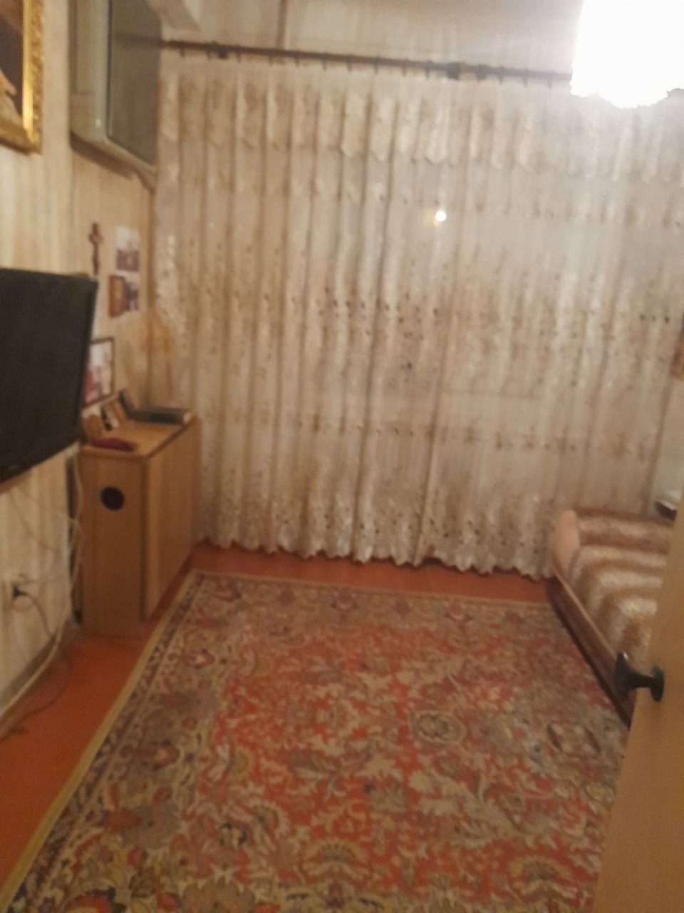 г. Алчевск Продается 2-х комнатная квартира по проспекту Металлургов, район (школы № 9). 4-й этаж/9-ти этажного дома, лифт работает. Общая площадь 50,1 кв.м., кухня 9,4 кв.м. МП окна, балкон остеклен( деревом), большая кладовая, металлическая входная дверь, кондиционер. Отопление центральное, санузел раздельн...