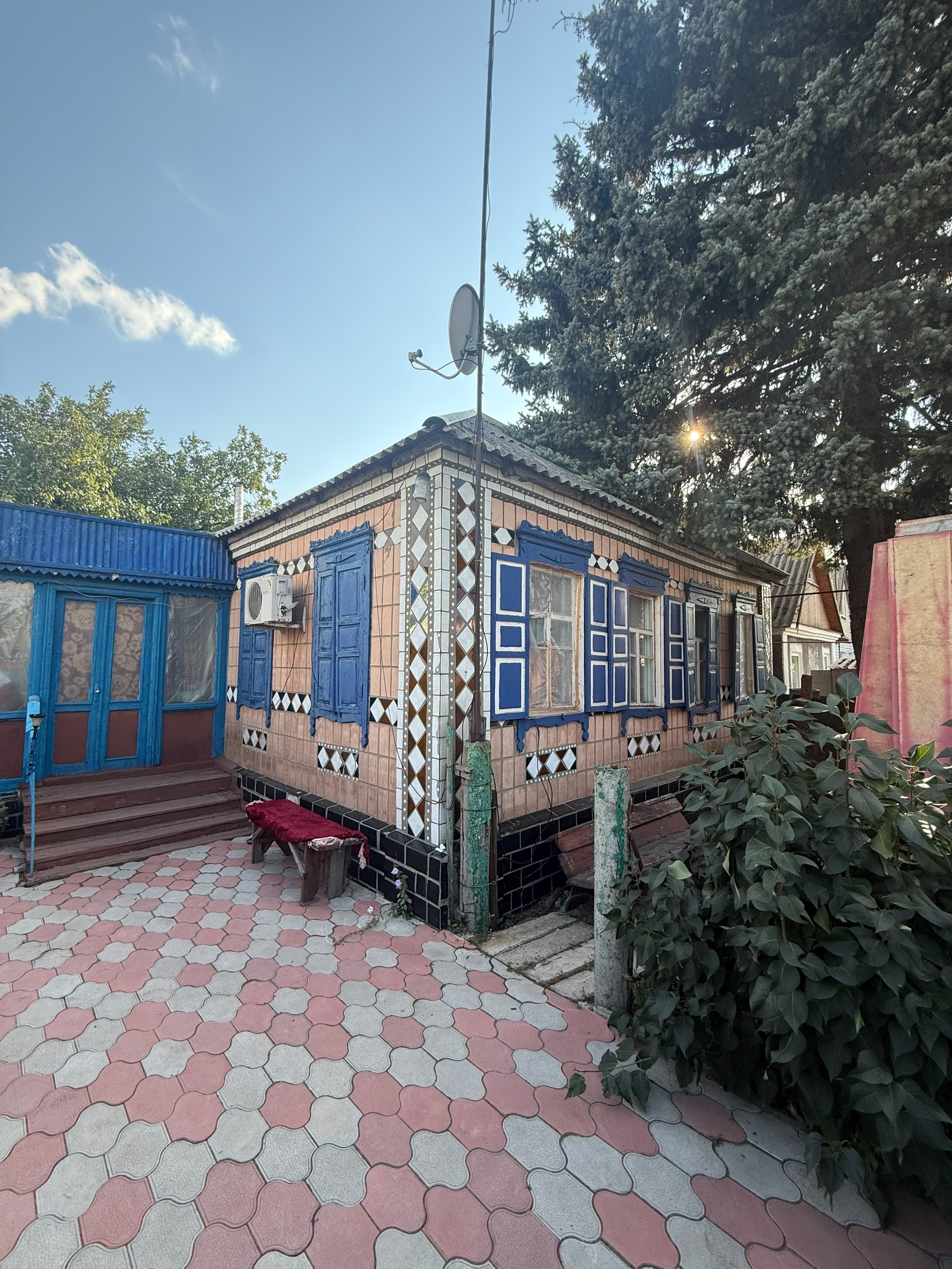 Г.Свердловск.Продается дом 🏠 на Должанке по улице Кутузова.Скважина!!!Отопление газовое!!!Гараж на две машины!!!Летняя кухня!Хоз постройки!Сад!Огород!...