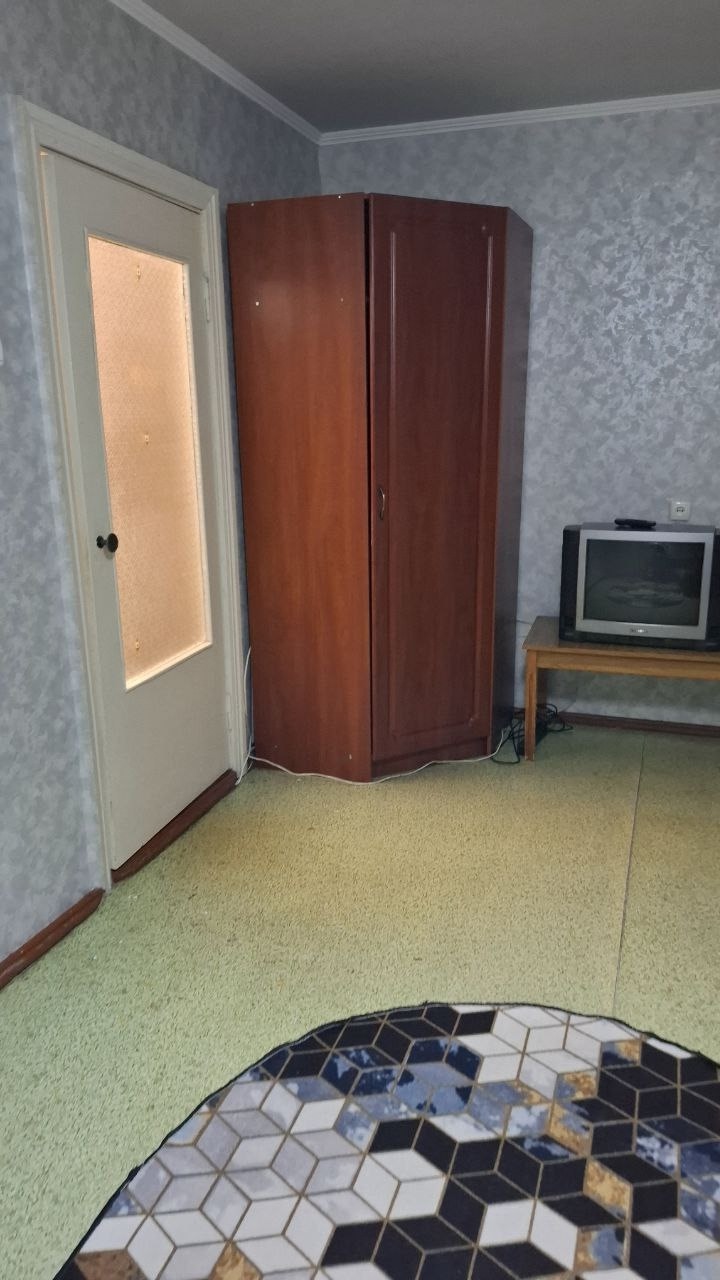 Сдаётся на длительный срок однокомнатная квартира на 5/9 этажного дома по ул. Ленина, район Центра занятости. Квартира оборудована всем необходимым для комфортного проживания. Цена 15000 руб. (торг уместен) + коммунальные услуги +услуги риэлтора 50%. Оплата за первый и последний месяц. Т.+79595743758...