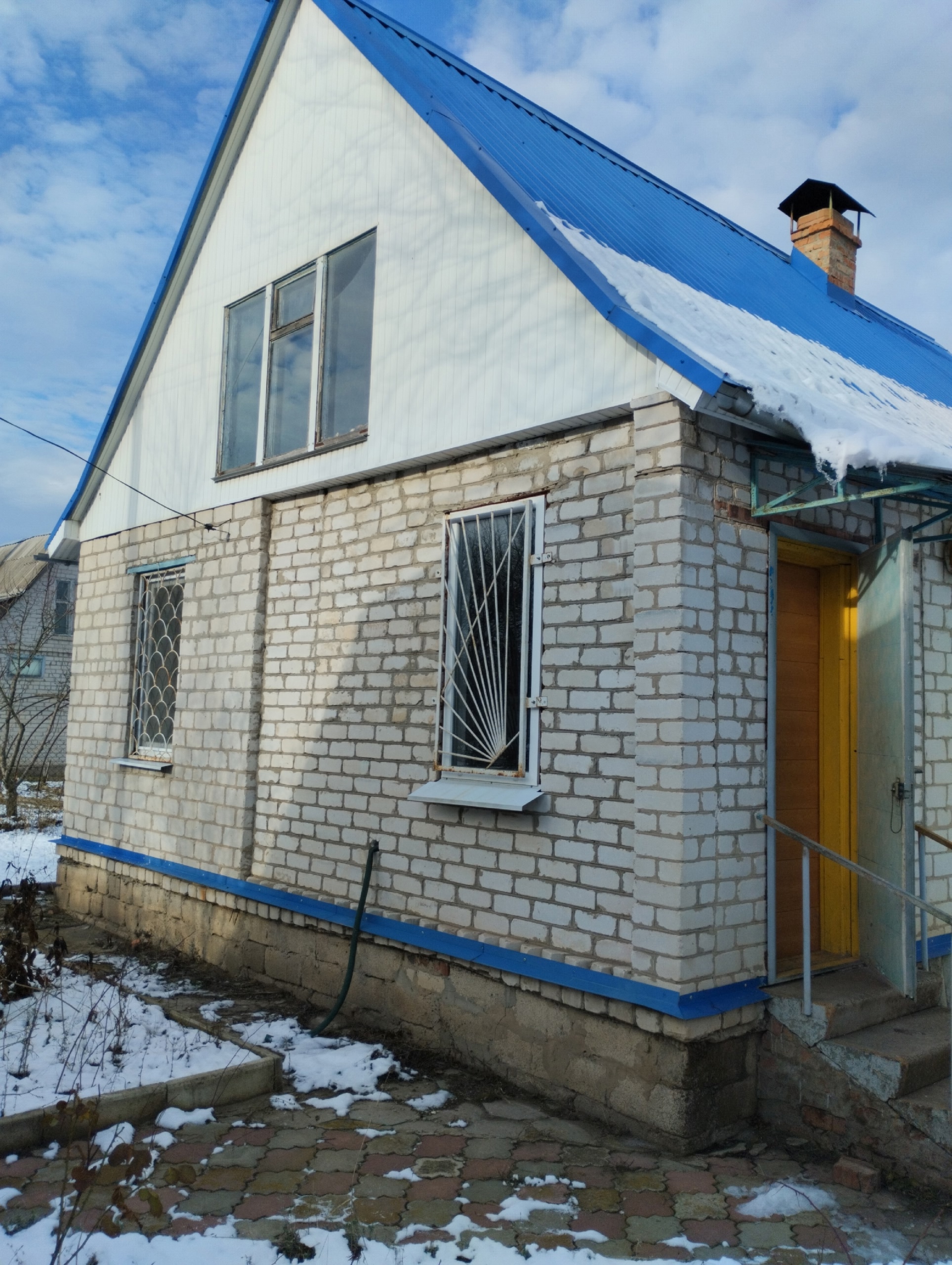 !!! 📎Продается в ЛНР, Станично - Луганский р-н, с. Николаевка, 🏠ДАЧА в сад.общ. Айболит ✅Участок 6.67 сот., земля приватизирована ️ ✅Дом 6*9, 2х эт. , второй этаж без отделки. ✅Окна деревянные с метал. решетками ✅Две комнаты, кухня с подвалом, коридор, кладовая. ❗ Действующий камин. ✅ Евро забор, новая крыша....
