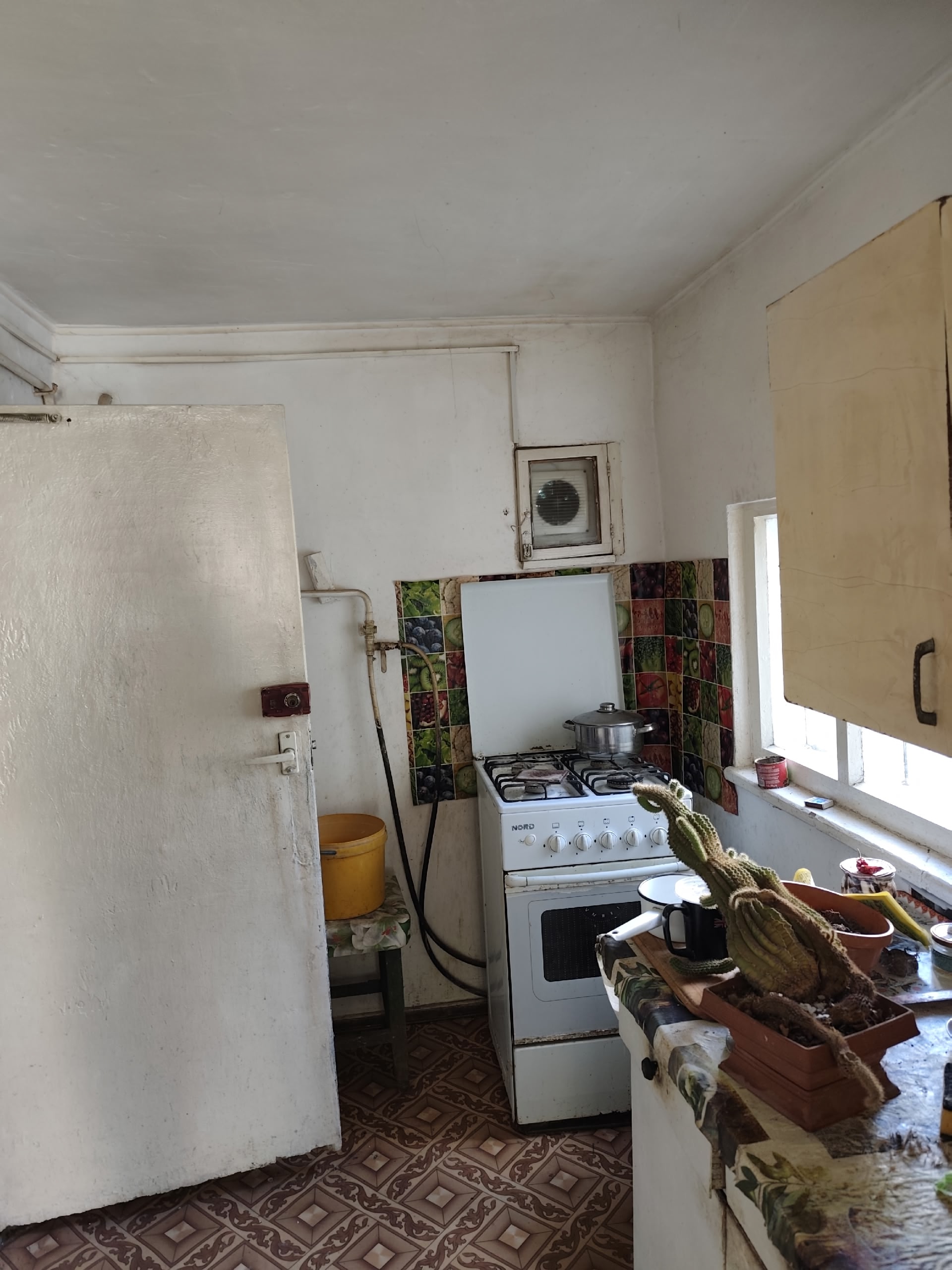 Продам домик в Роскошном с удобствами. Участок 18.5 соток приватизированный. Скважина 2200000 тел. +79595847566.+79591035247.+79591901505